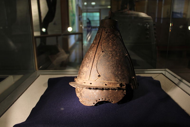 800px-The_helmet_of_the_caputed_Mongolian_army.jpg